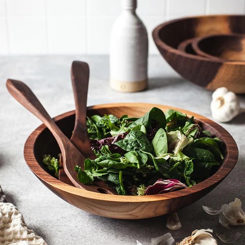 ensaladera de madera de nogal con ensalada