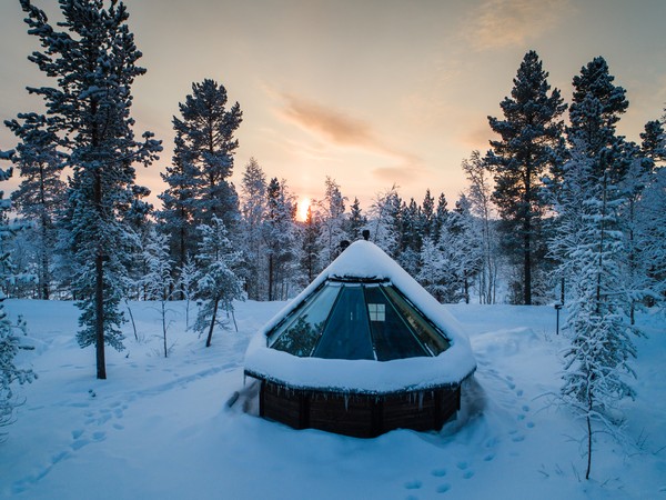 iglo met glazen dak te midden van de natuur in Lapland