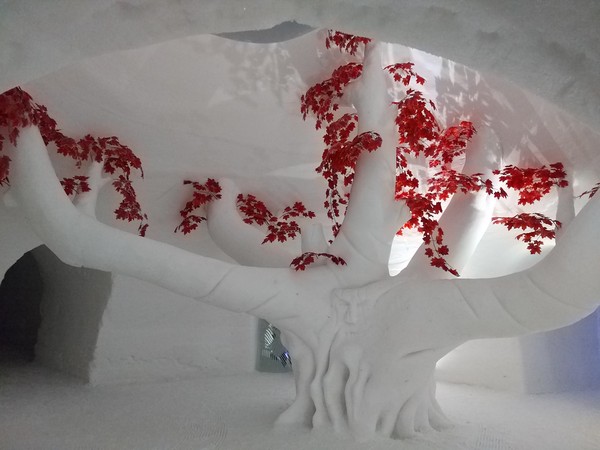 uit ijs gehouwen boom in het ijshotel