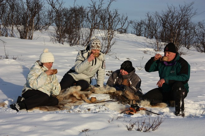 Couple assis dehors en Finlande, l’hiver