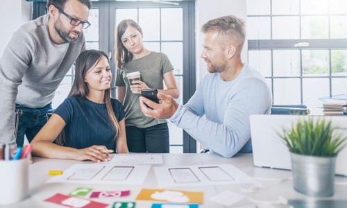 Personnes réunion application mobile