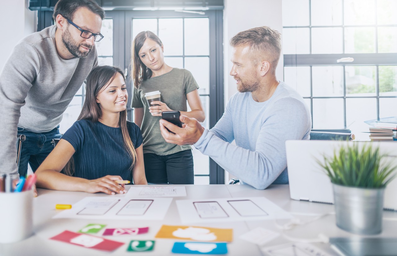 Personnes réunion application mobile