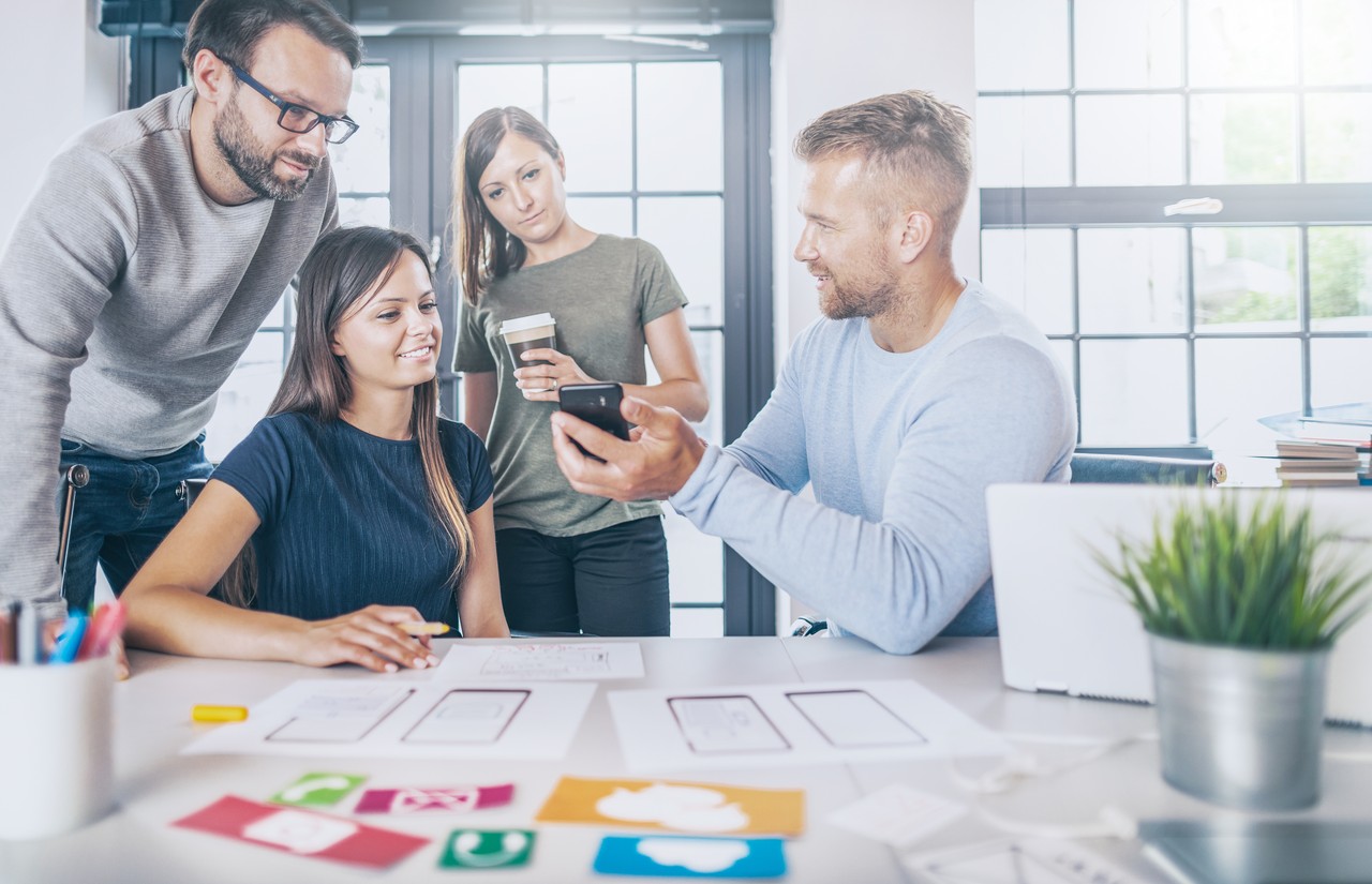 Personnes réunion application mobile