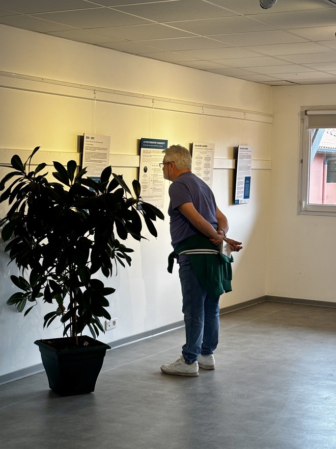Visiteurs devant les photographies de l'exposition Raconter le monde à Hendaye