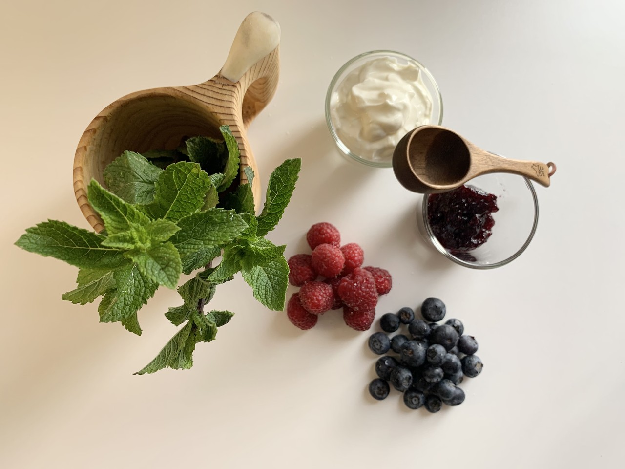 ingredientes del batido de frutos rojos