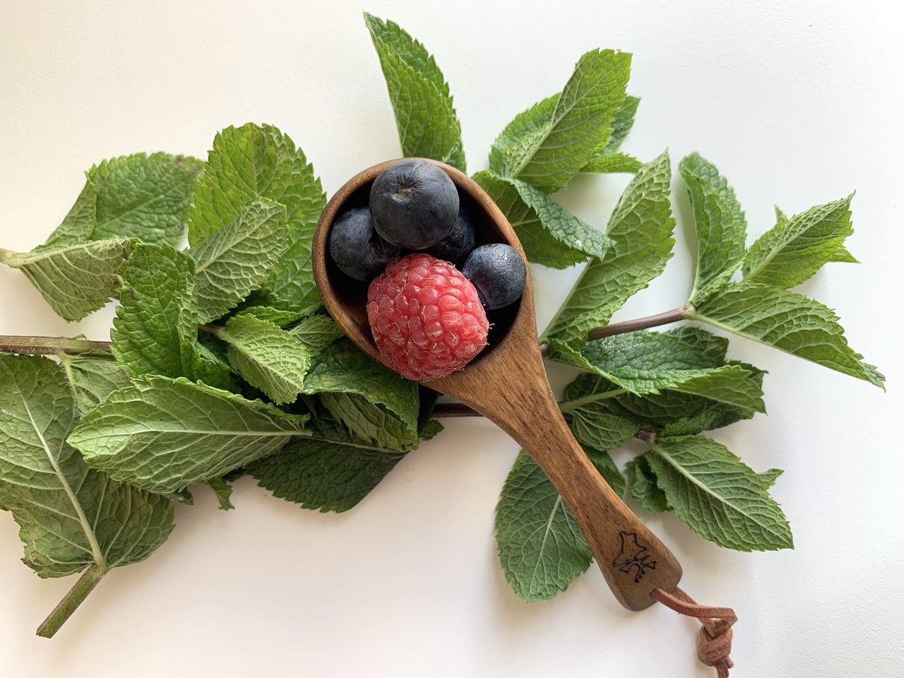 menta frambuesa arándano cuchara de madera