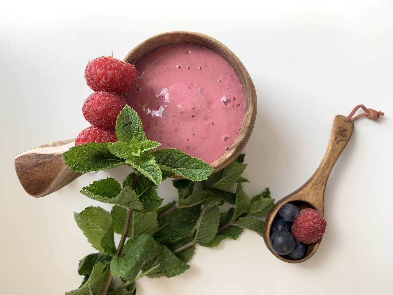 batido de frutos rojos kuksa de madera