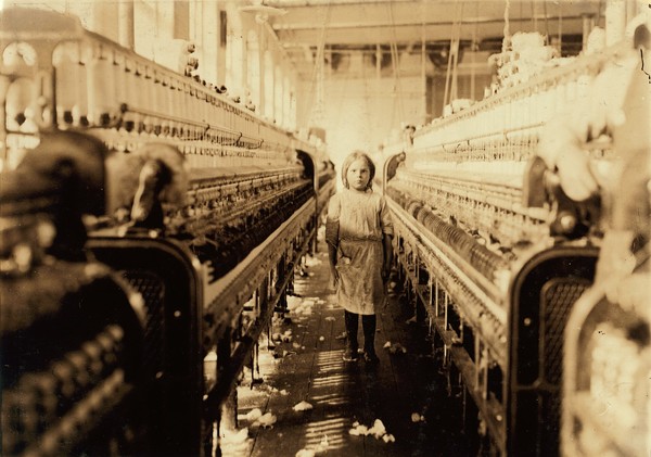 Lewis_Hine,_A_little_spinner_in_the_Mollahan_Mills,_Newberry,_S.C._(LOC_nclc.01451)