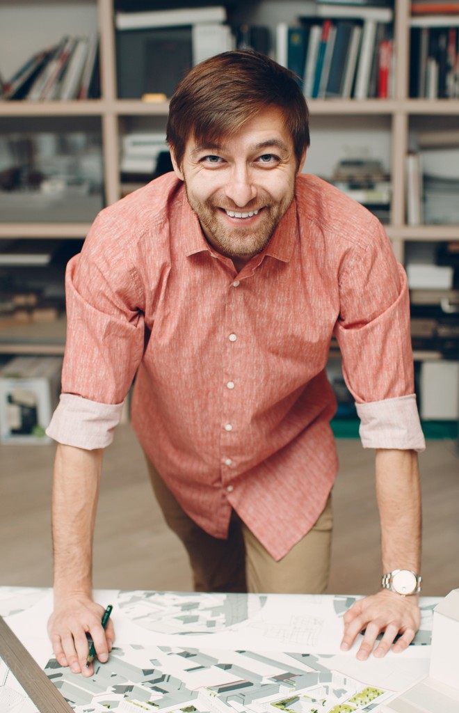 Homme sourire plan de construction