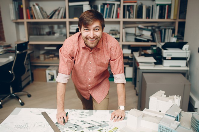 Homme sourire plan de construction 2