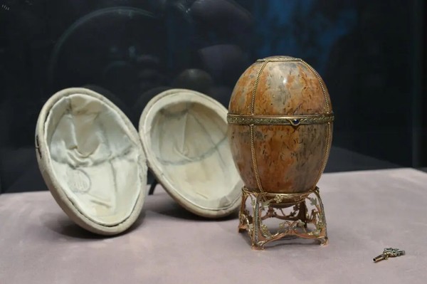 œuf de Fabergé en bois de bouleau