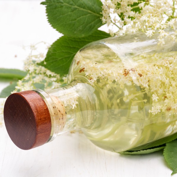 bottiglia di liquore ai fiori di sambuco