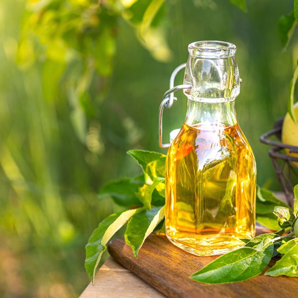 aceite de tung en una botella
