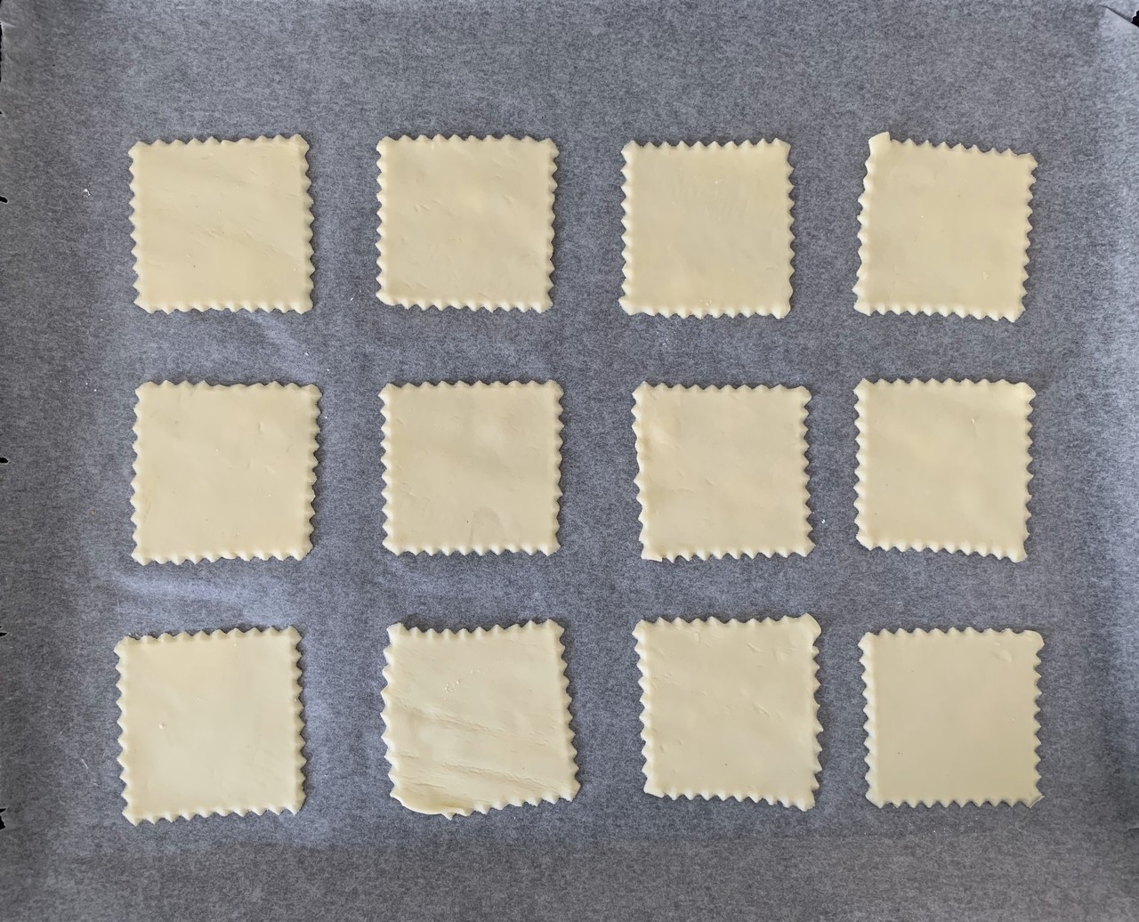 Snijd de vierkantjes uit het deeg