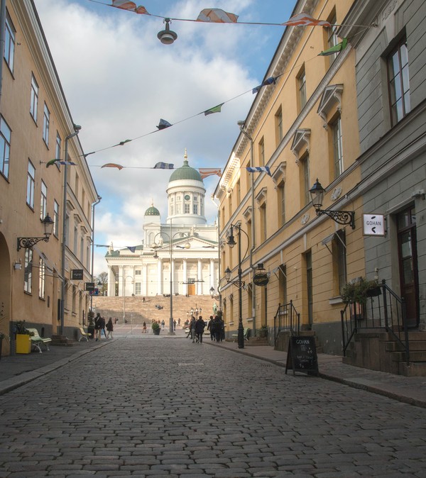 steegje in Helsinki tegenover de kathedraal