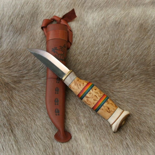 traditioneel mes op een rendierhuid