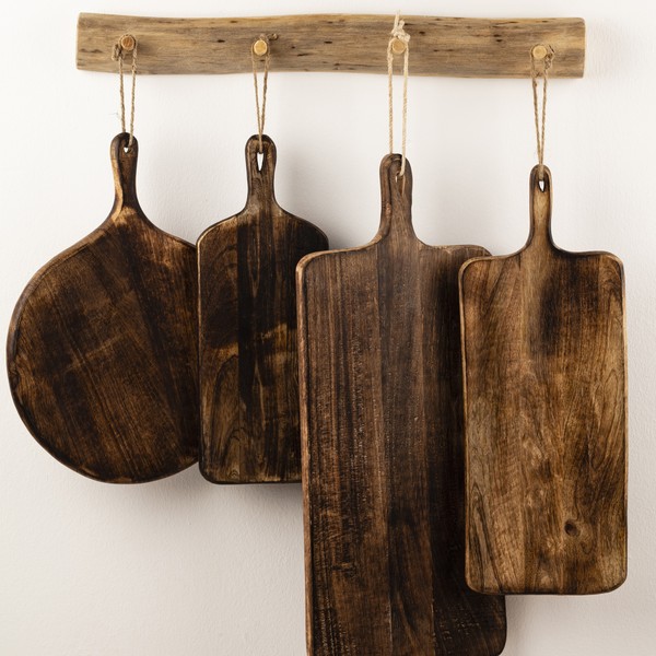 tablas de cortar de madera colgadas de ganchos