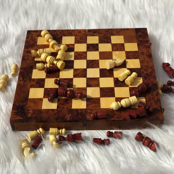 set di scacchi in radica di tuia