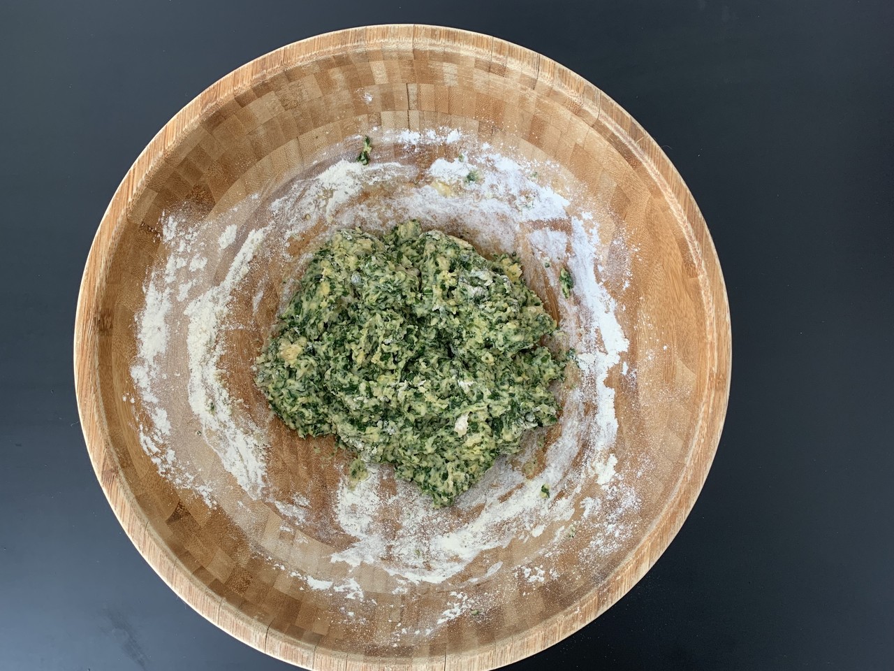 bereiding van pannenkoekenbeslag met spinazie