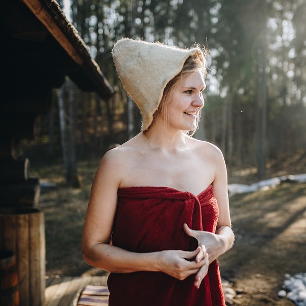 Finse vrouw die uit de sauna komt