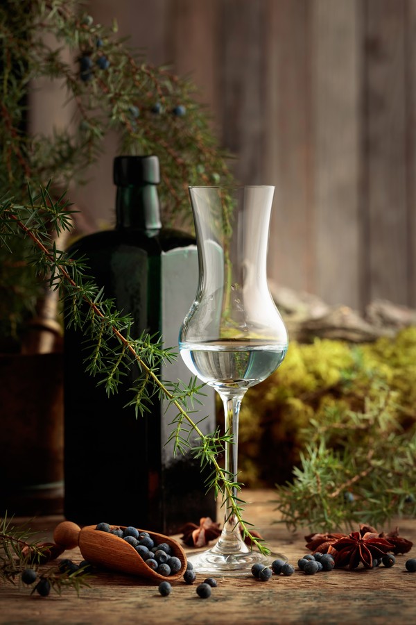 alcol di gin aromatizzato alle bacche di ginepro