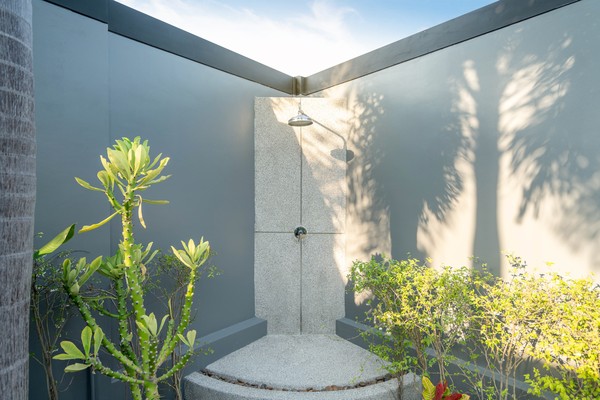 Maison avec douche extérieur avec plantes