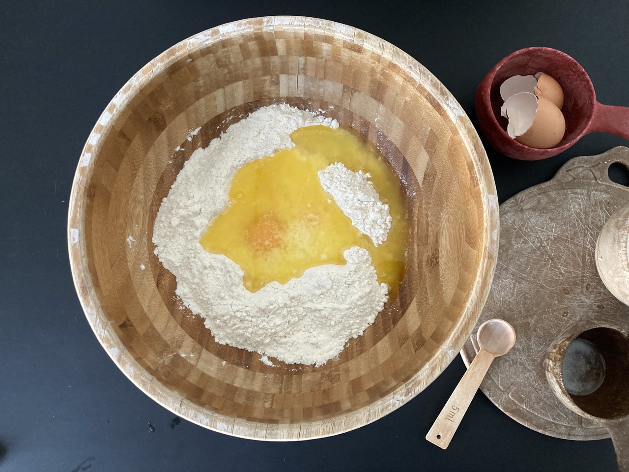 Eier in den Teig geben