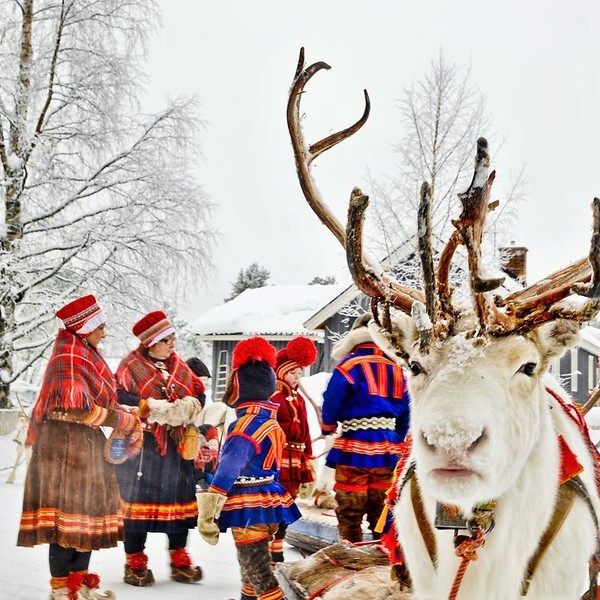 un nativo con su reno