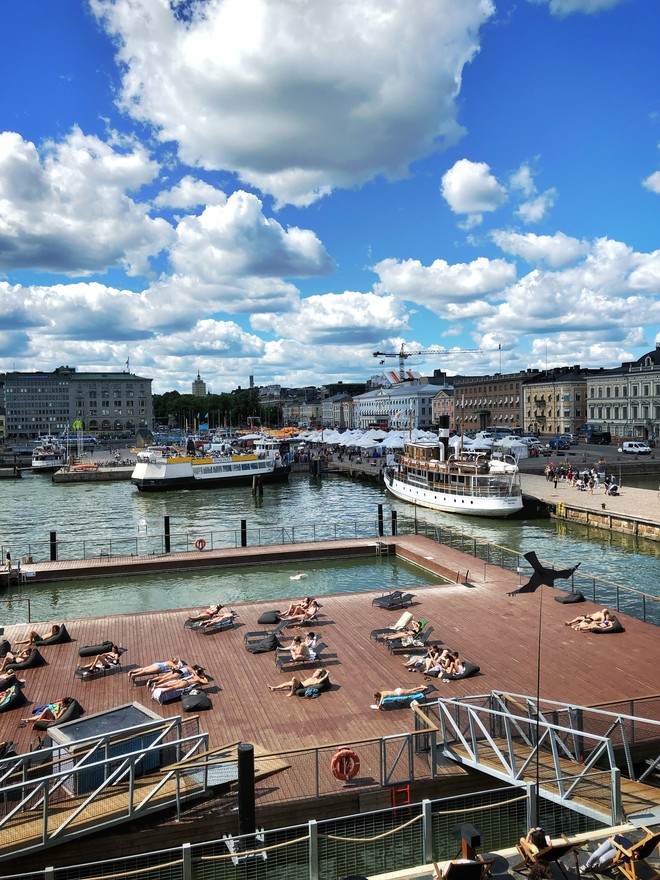 El puerto y la plaza del mercado de Helsinki