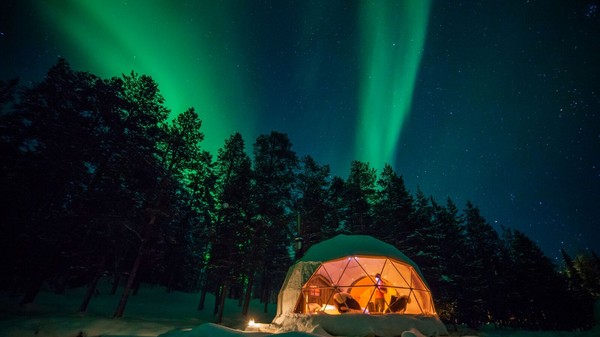 noorderlicht in Lapland boven een glazen iglo