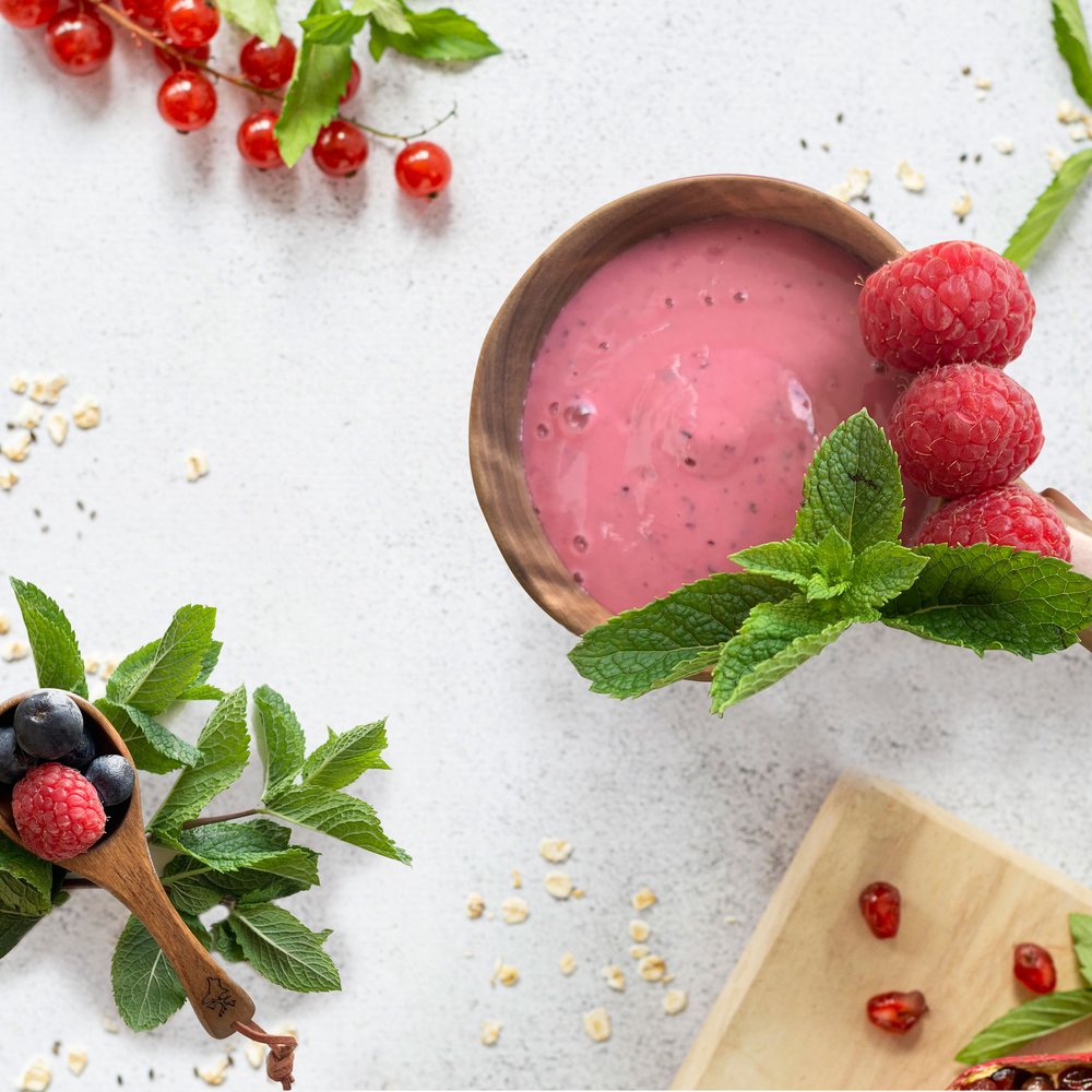 Smoothie aus Früchten, Minze und Joghurt
