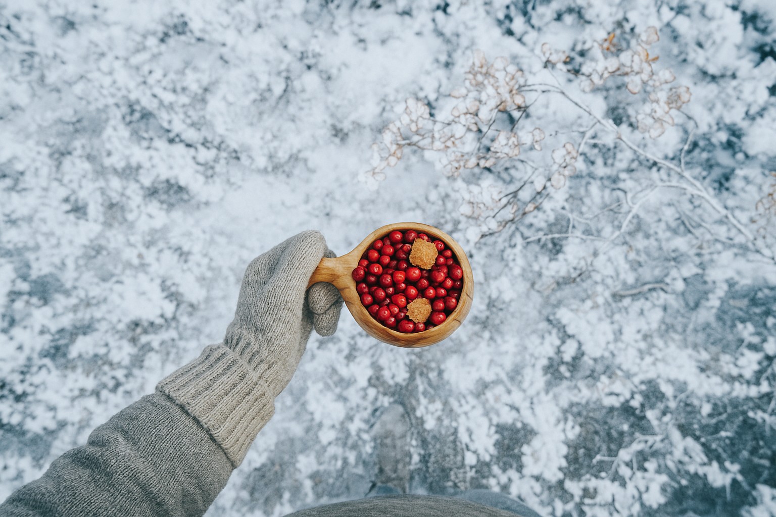 Vrouw die een kuksa vasthoudt in de natuur