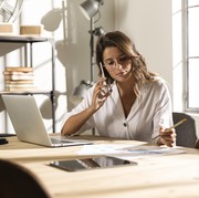 Femme architecte téléphone crayon ordinateur
